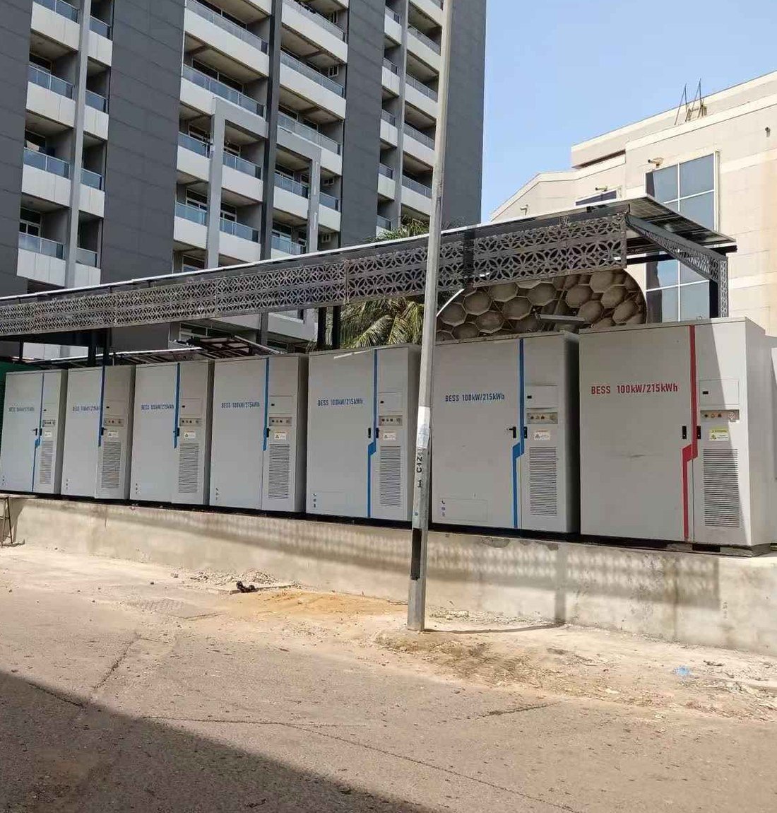 Seven huadaenergy H098 100kW 215kWh cabinet BESS units running in parallel at a commercial site