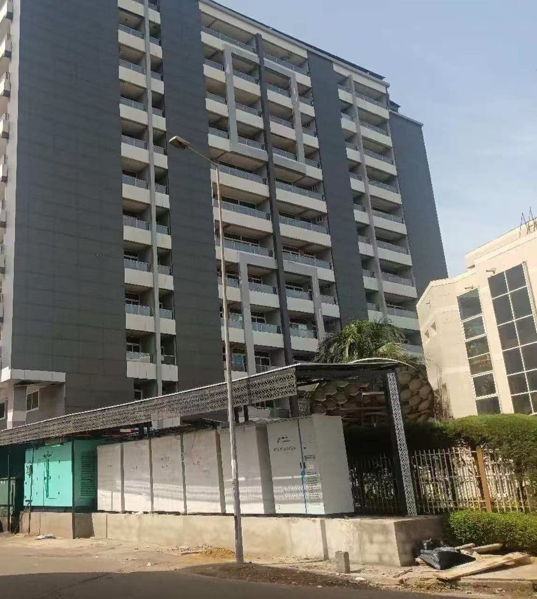 Commercial high-rise served by the seven-cabinet parallel BESS installation
