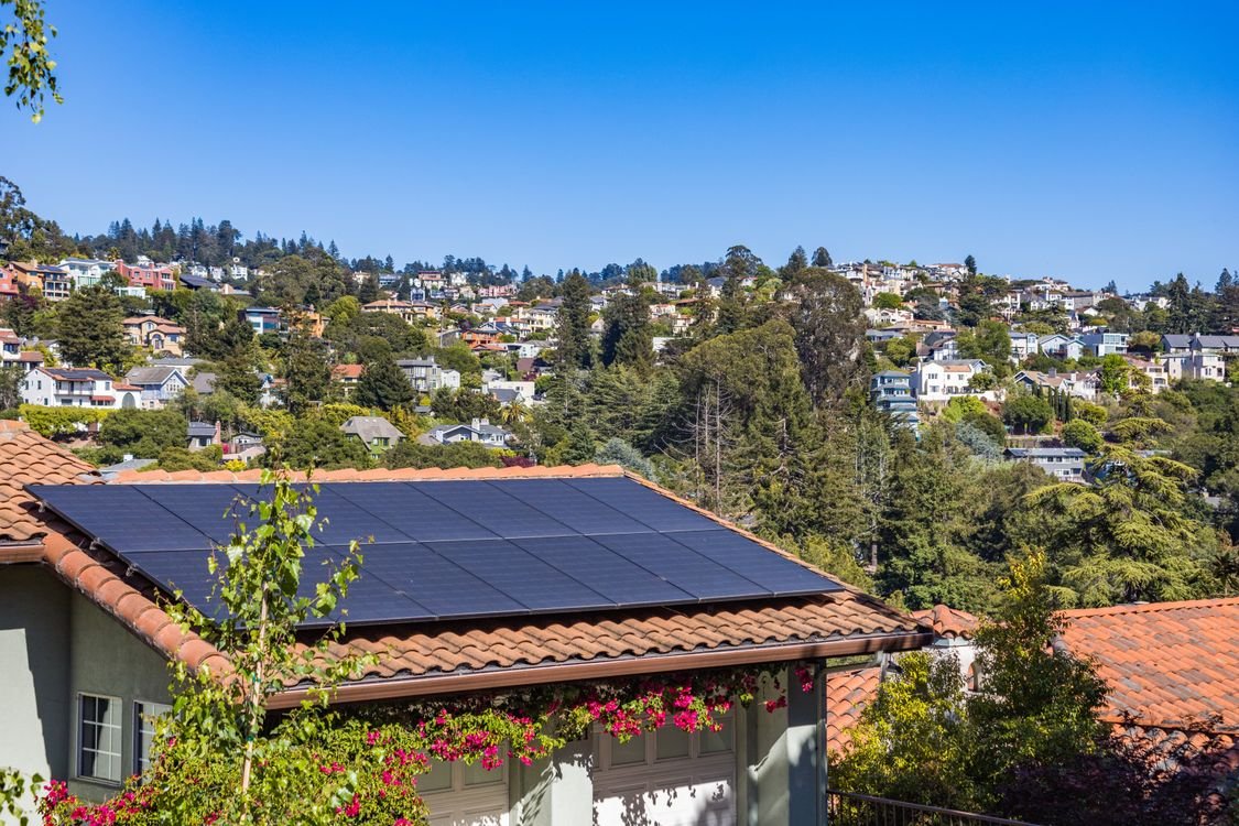 Rooftop solar PV array that can feed a commercial battery energy storage cabinet